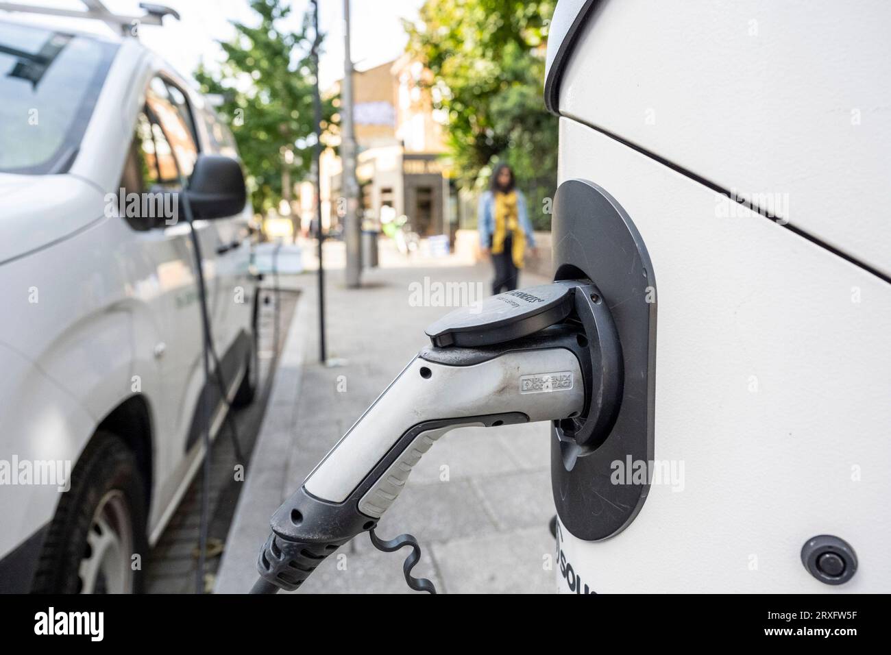 Londra, Regno Unito. 25 settembre 2023. Un caricabatterie per auto elettrica a Waterloo. L'Associazione europea dei costruttori di automobili (ACEA) ha affermato che le nuove norme commerciali Brexit impongono che i veicoli elettrici siano dotati di batterie prodotte nel Regno Unito o nell'UE. Le auto che non soddisfano i criteri devono far fronte a tariffe del 10% con un costo per i produttori europei di 3,75 miliardi di sterline nei prossimi 3 anni. I produttori affermano di non essere pronti con le fabbriche di produzione di batterie e il costo delle tariffe aumenterà i prezzi al consumo. Crediti: Stephen Chung / Alamy Live News Foto Stock