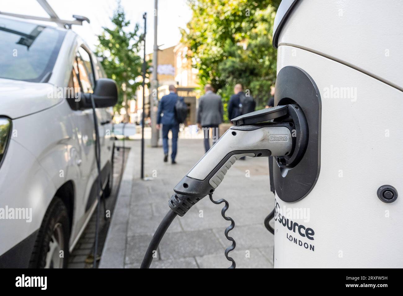 Londra, Regno Unito. 25 settembre 2023. Un caricabatterie per auto elettrica a Waterloo. L'Associazione europea dei costruttori di automobili (ACEA) ha affermato che le nuove norme commerciali Brexit impongono che i veicoli elettrici siano dotati di batterie prodotte nel Regno Unito o nell'UE. Le auto che non soddisfano i criteri devono far fronte a tariffe del 10% con un costo per i produttori europei di 3,75 miliardi di sterline nei prossimi 3 anni. I produttori affermano di non essere pronti con le fabbriche di produzione di batterie e il costo delle tariffe aumenterà i prezzi al consumo. Crediti: Stephen Chung / Alamy Live News Foto Stock