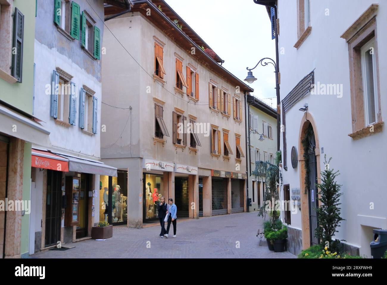 18 maggio 2023 - Levico Terme, Löweneck in Italia: Il centro del paese con i turisti Foto Stock