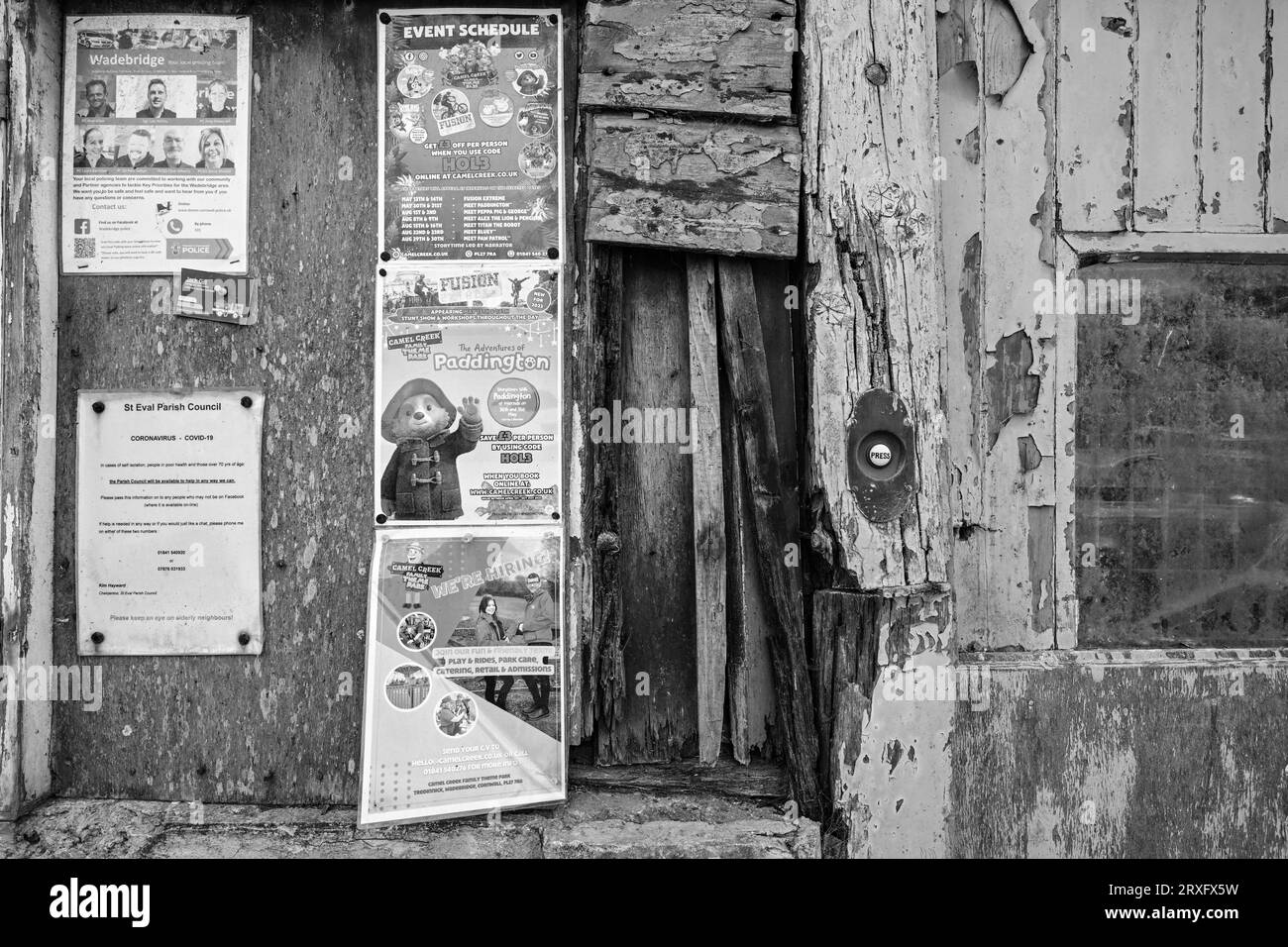 GARAGE VECCHIO GARAGE D'EPOCA IN DIFFICOLTÀ CON VECCHI CAMPANELLI E INSEGNE CHE SBIADONO Foto Stock