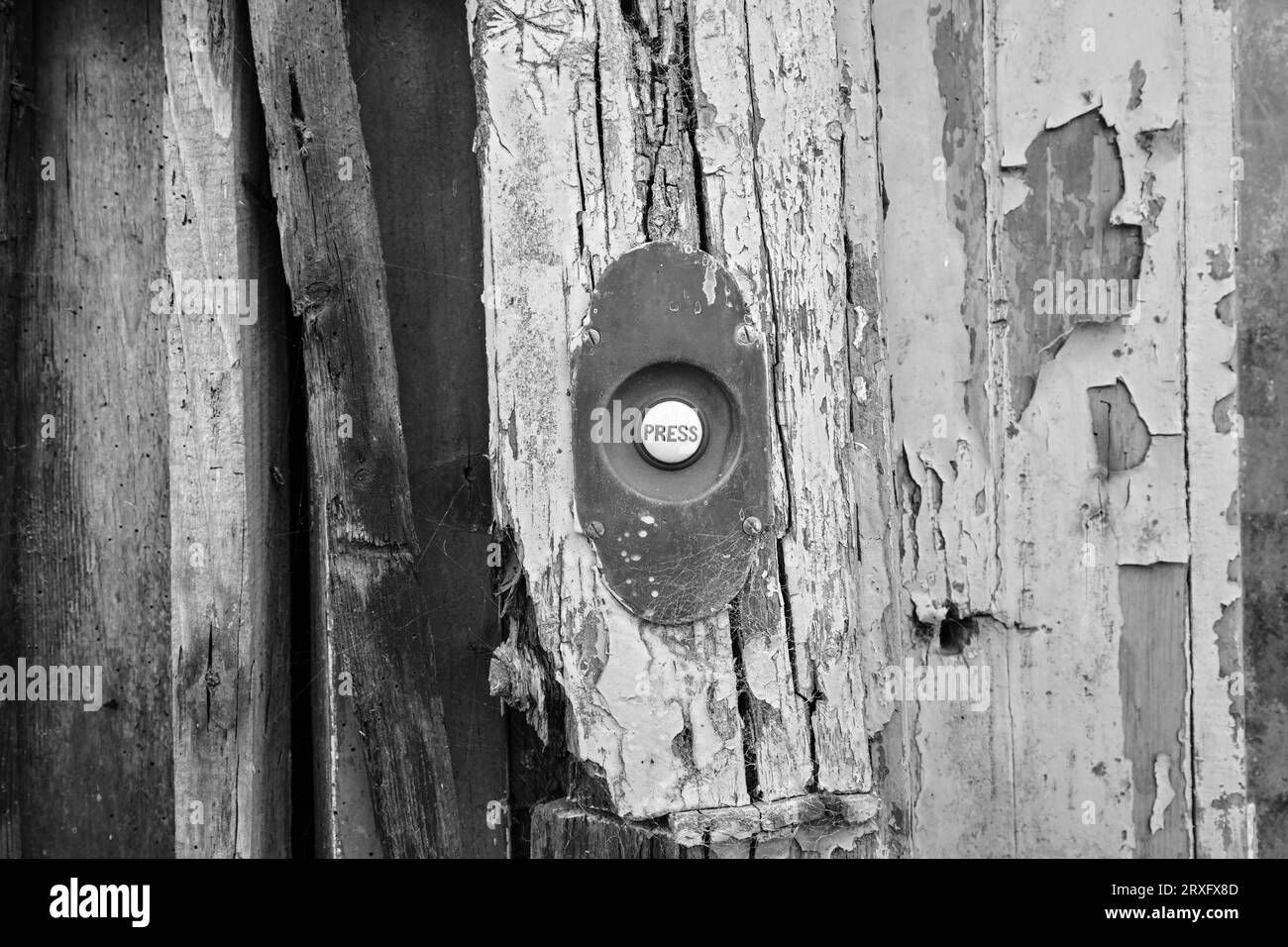 GARAGE VECCHIO GARAGE D'EPOCA IN DIFFICOLTÀ CON VECCHI CAMPANELLI E INSEGNE CHE SBIADONO Foto Stock