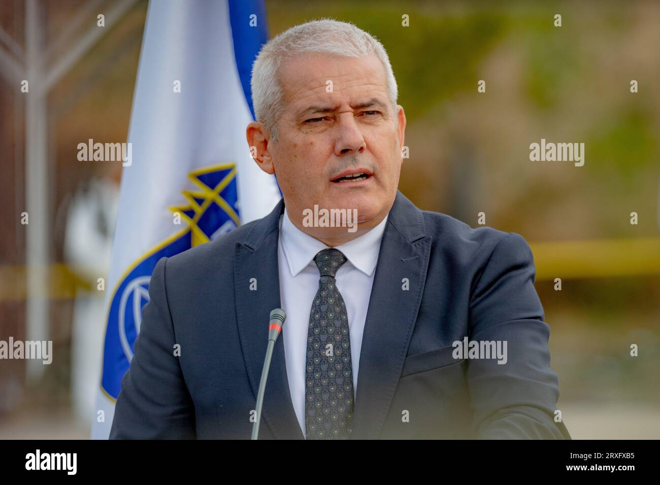 Mitrovica, Kosovo. 25 settembre 2023. In una conferenza stampa tenutasi nel campo di polizia di Mitrovica Belvedere lunedì 25 settembre 2023 - Xhelal Svecla, ministro degli affari interni in Kosovo, ha invitato la Serbia a estradare i responsabili del recente attacco alla polizia del Kosovo. L'attacco è stato condotto da un gruppo armato serbo che è stato etichettato come un'organizzazione terroristica dalle autorità del Kosovo. (VX Photo/ Vudi Xhymshiti) credito: VX Pictures/Alamy Live News Foto Stock