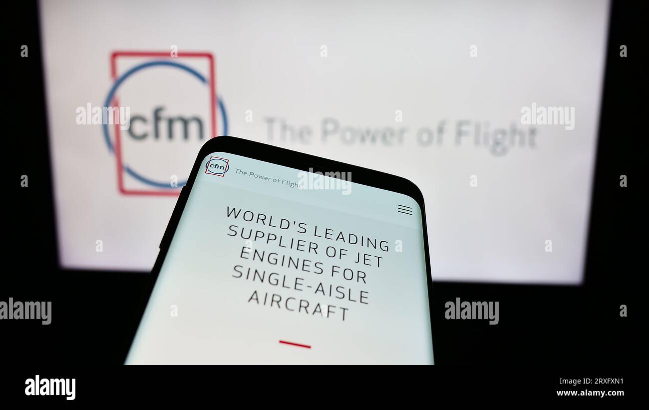 Telefono cellulare con sito Web della società di motori aeronautici CFM International sullo schermo davanti al logo aziendale. Mettere a fuoco in alto a sinistra sul display del telefono. Foto Stock