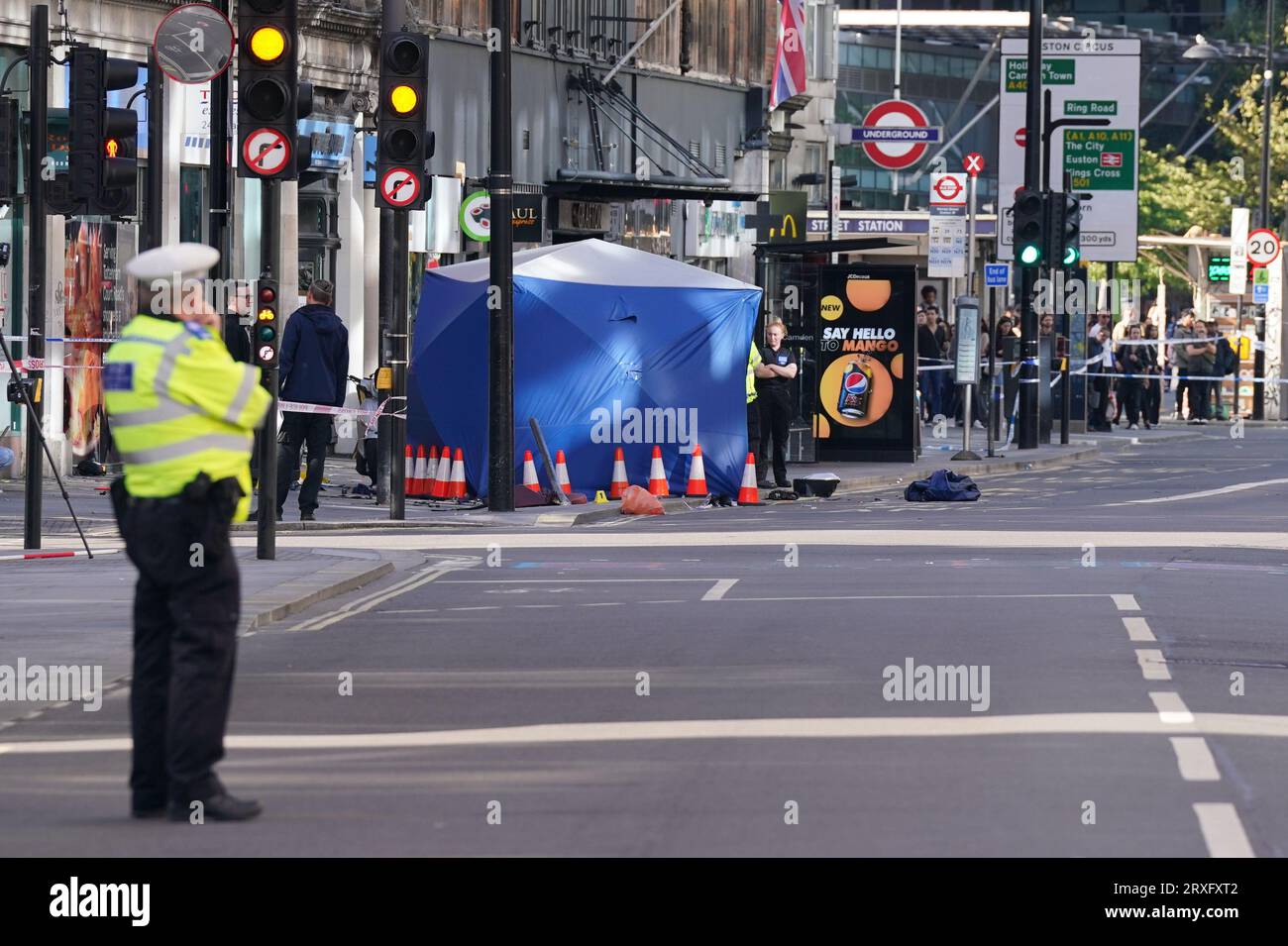 Tenda forense della polizia sul luogo di una collisione fatale su Tottenham Court Road, nel centro di Londra. Un motociclista di 18 anni seguito dalla polizia è morto dopo un incidente con un taxi e un arredamento stradale intorno alle 6:45 di lunedì. Il passeggero della pillione, che è stato trovato avere un machete, è stato portato in ospedale per lesioni alle gambe e alle braccia e arrestato. Foto Stock