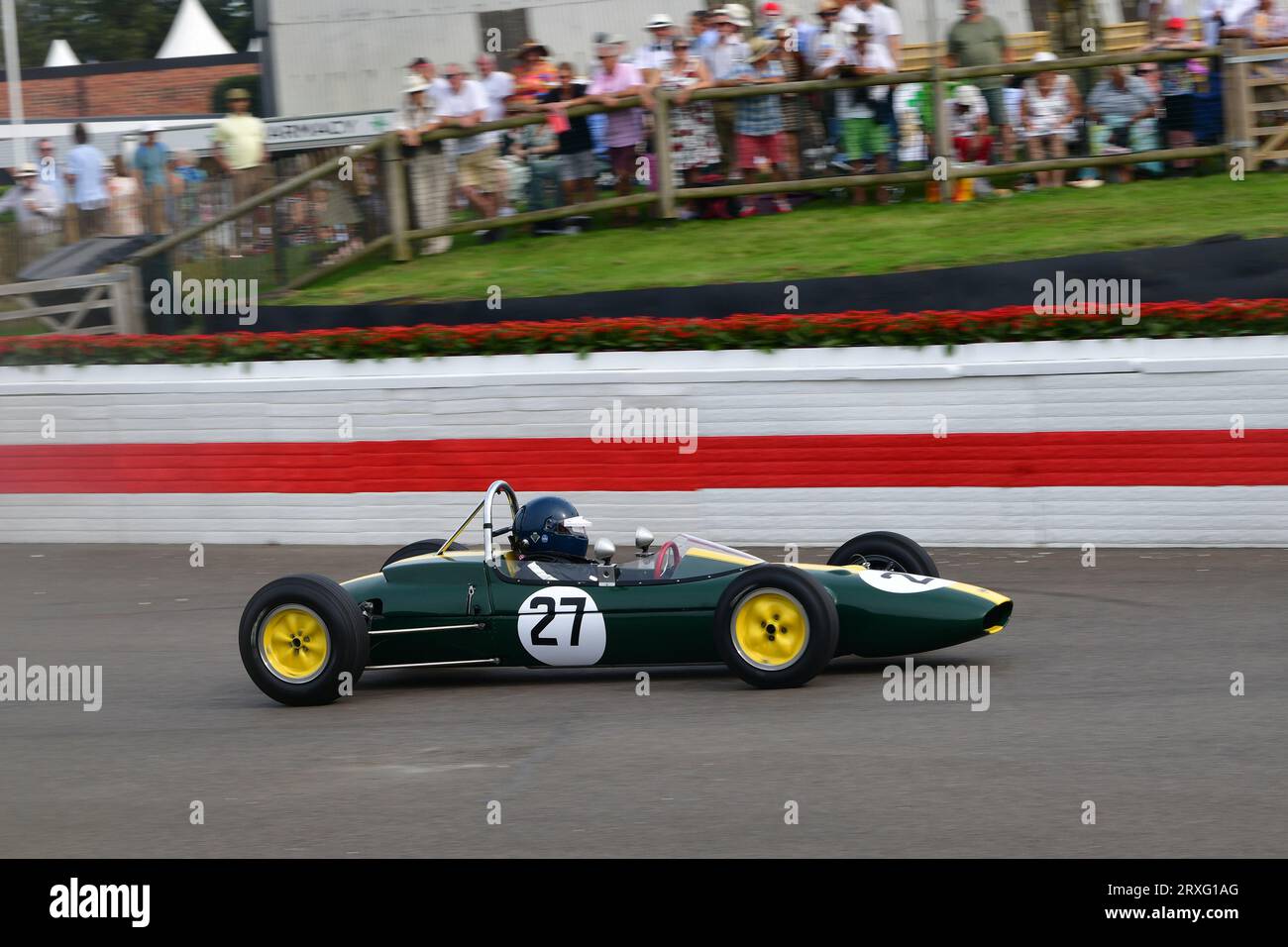 Chris Locke, Lotus-Ford 27, Chichester Cup, una gara di venticinque minuti per Formula Juniors con motore posteriore con freni a disco che hanno corso fino al 1963, Goodwoo Foto Stock