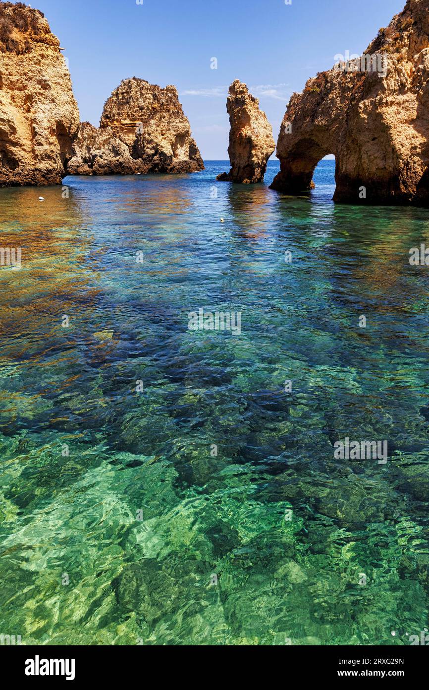 Baia nascosta a Ponta da Piedade, scogliere rocciose, scogliere di arenaria, porta rocciosa nell'Oceano Atlantico, Lagos, Algarve, Portogallo Foto Stock