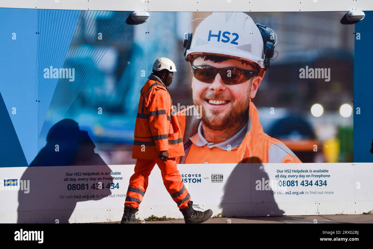 Londra, Inghilterra, Regno Unito. 25 settembre 2023. Un lavoratore passa davanti al cantiere HS2 alla stazione di Euston, come i rapporti suggeriscono che parte della linea ferroviaria High Speed 2, tra Birmingham e Manchester, potrebbe essere tagliata a causa dei costi vertiginosi. (Immagine di credito: © Vuk Valcic/ZUMA Press Wire) SOLO USO EDITORIALE! Non per USO commerciale! Foto Stock