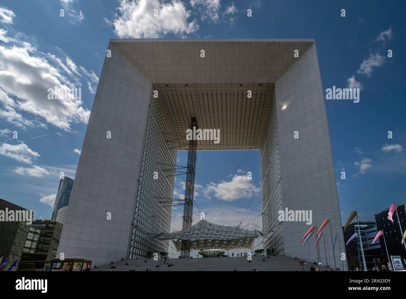 Le Grand Arche, dimensioni: H 110, 9 m, W 106, 9 m, L 112 m, nel nuovo grattacielo la Defence, Parigi, Francia Foto Stock