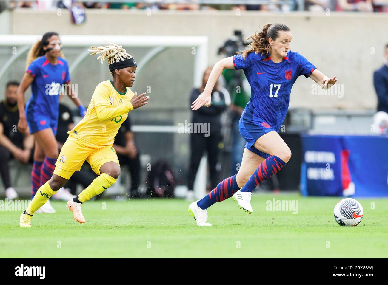 24 settembre 2023: La centrocampista degli Stati Uniti Andi Sullivan (17) avanza la palla durante l'International Friendly Women's Soccer match tra la nazionale statunitense e il Sudafrica al Soldier Field di Chicago, Illinois. La nazionale statunitense ha sconfitto il Sudafrica 2-0. John Mersits/CSM. Foto Stock