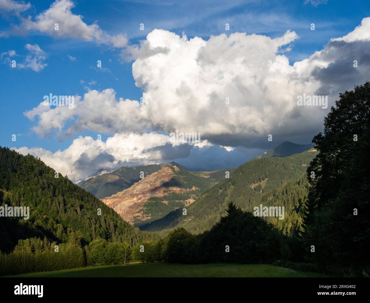 Nubi spettacolari sopra l'Eisenerzer Reichenstein e Erzberg, Eisenerzer Ramsau, vicino a Eisenerz, Stiria, Austria Foto Stock