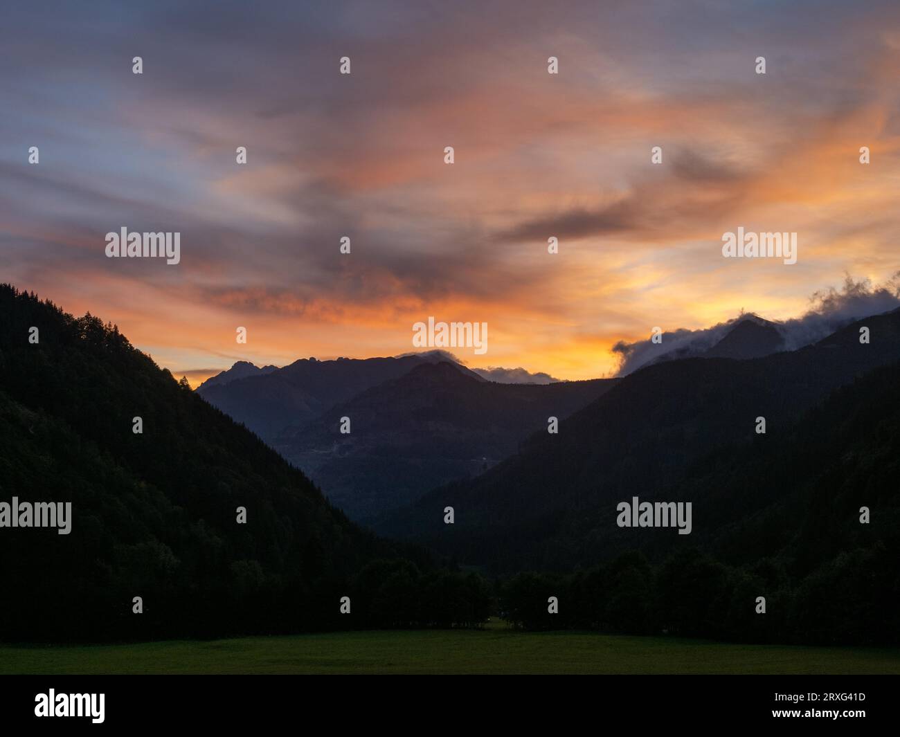Rosso mattina davanti all'alba sopra l'Eisenerzer Reichenstein e l'Erzberg, Eisenerzer Ramsau, vicino a Eisenerz, Stiria, Austria Foto Stock