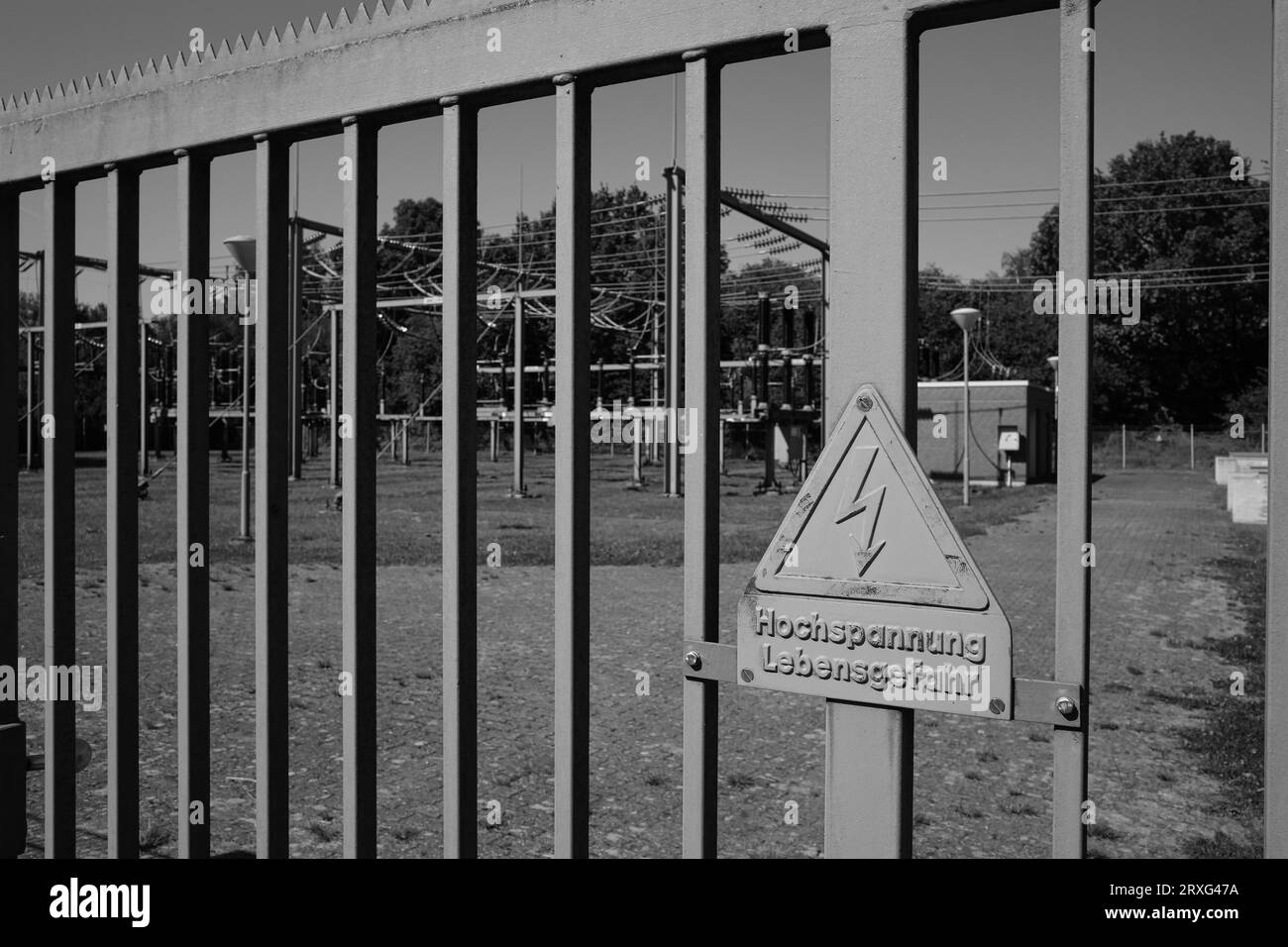 Stazione di trasformazione, impianto elettrico, bianco e nero, Moenchengladbach, Renania settentrionale-Vestfalia, Germania Foto Stock