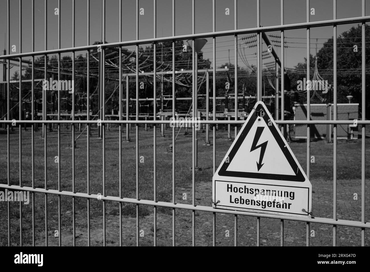 Stazione di trasformazione, impianto elettrico, bianco e nero, Moenchengladbach, Renania settentrionale-Vestfalia, Germania Foto Stock