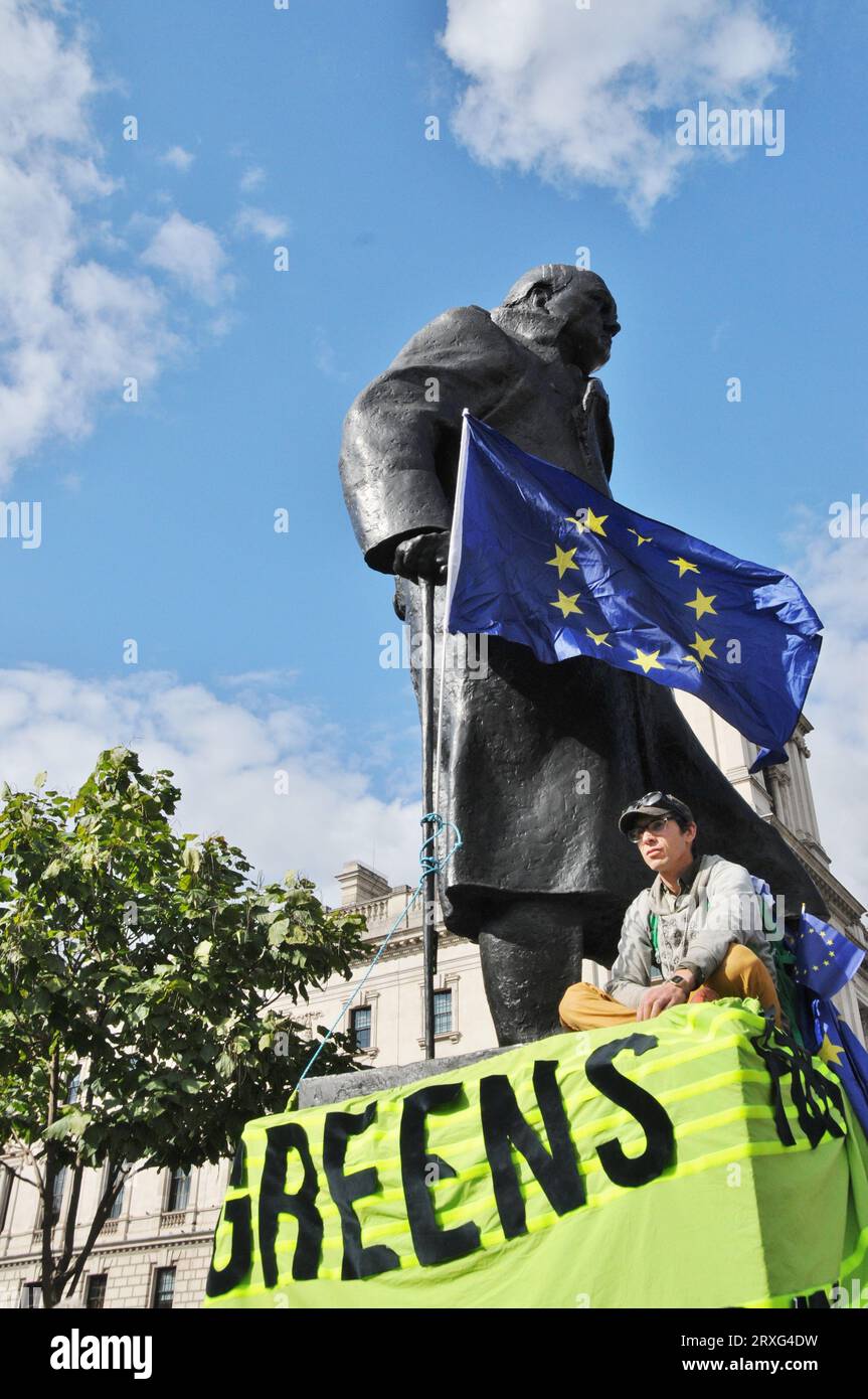 L'Unione europea Verde si riunisce alla protesta alla Statua Churchill di Londra Foto Stock