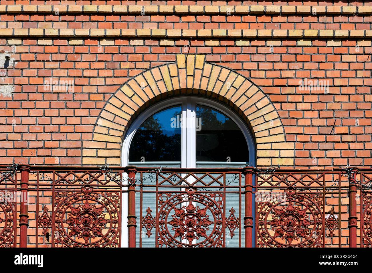 Facciata in clinker con finestra ad arco e ringhiera per balconi riccamente decorata, Allgaeu, Baviera, Germania Foto Stock