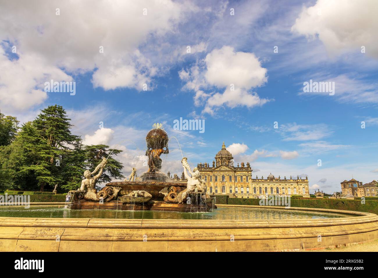 Atlas Fountain con Castle Howard sullo sfondo, vista dal sud del palazzo. Foto Stock