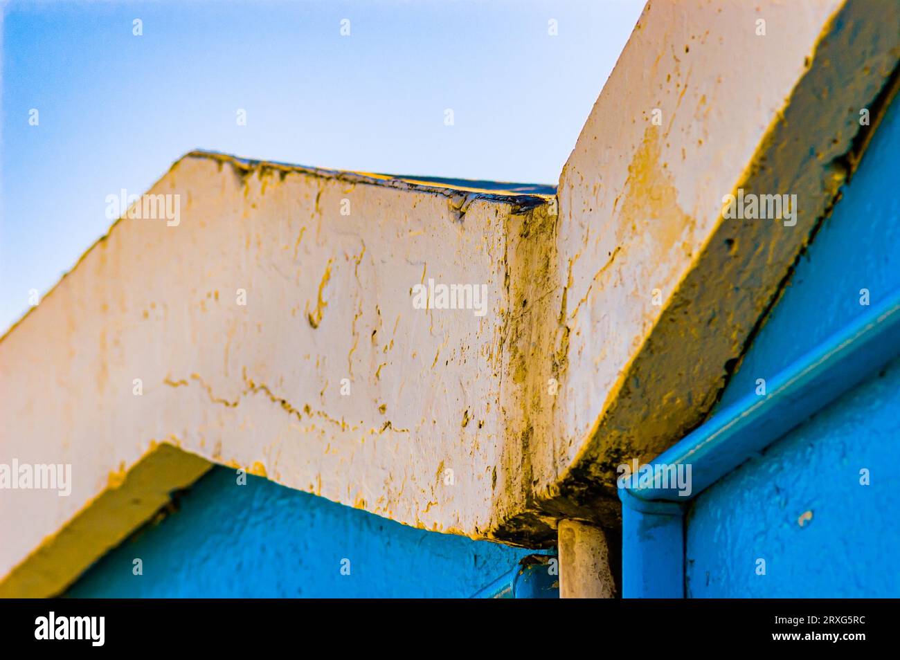 Primo piano sulla struttura delle cabine sulla costa adriatica di Pesaro, Italia. Parte del tetto contro il cielo blu Foto Stock