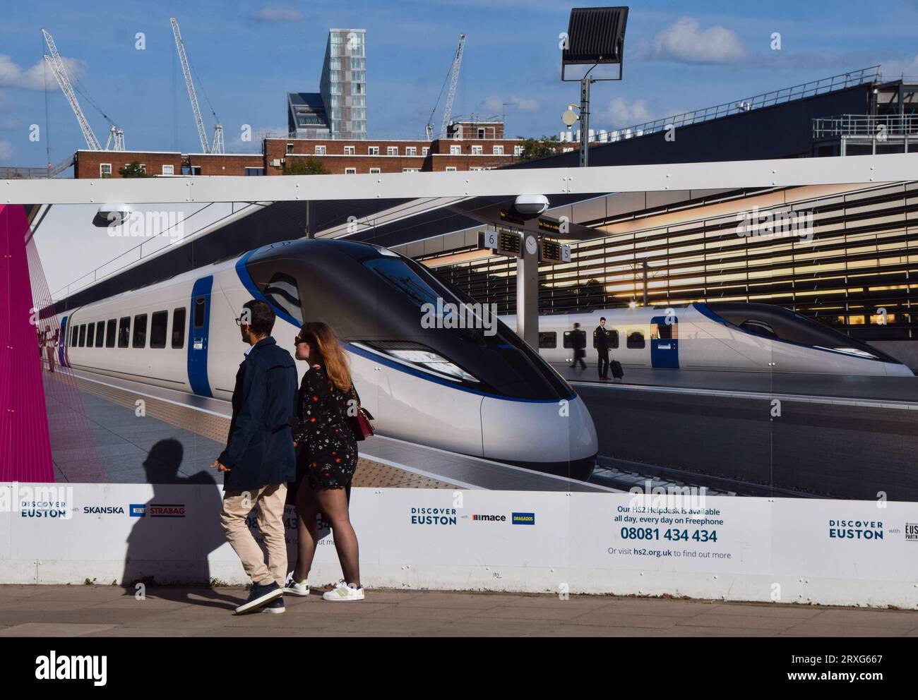 Londra, Regno Unito. 25 settembre 2023. I pedoni camminano oltre il cantiere HS2 a Euston, come i rapporti suggeriscono che parte della linea ferroviaria High Speed 2, tra Birmingham e Manchester, potrebbe essere tagliata a causa dei costi vertiginosi. Credito: Vuk Valcic/Alamy Live News Foto Stock