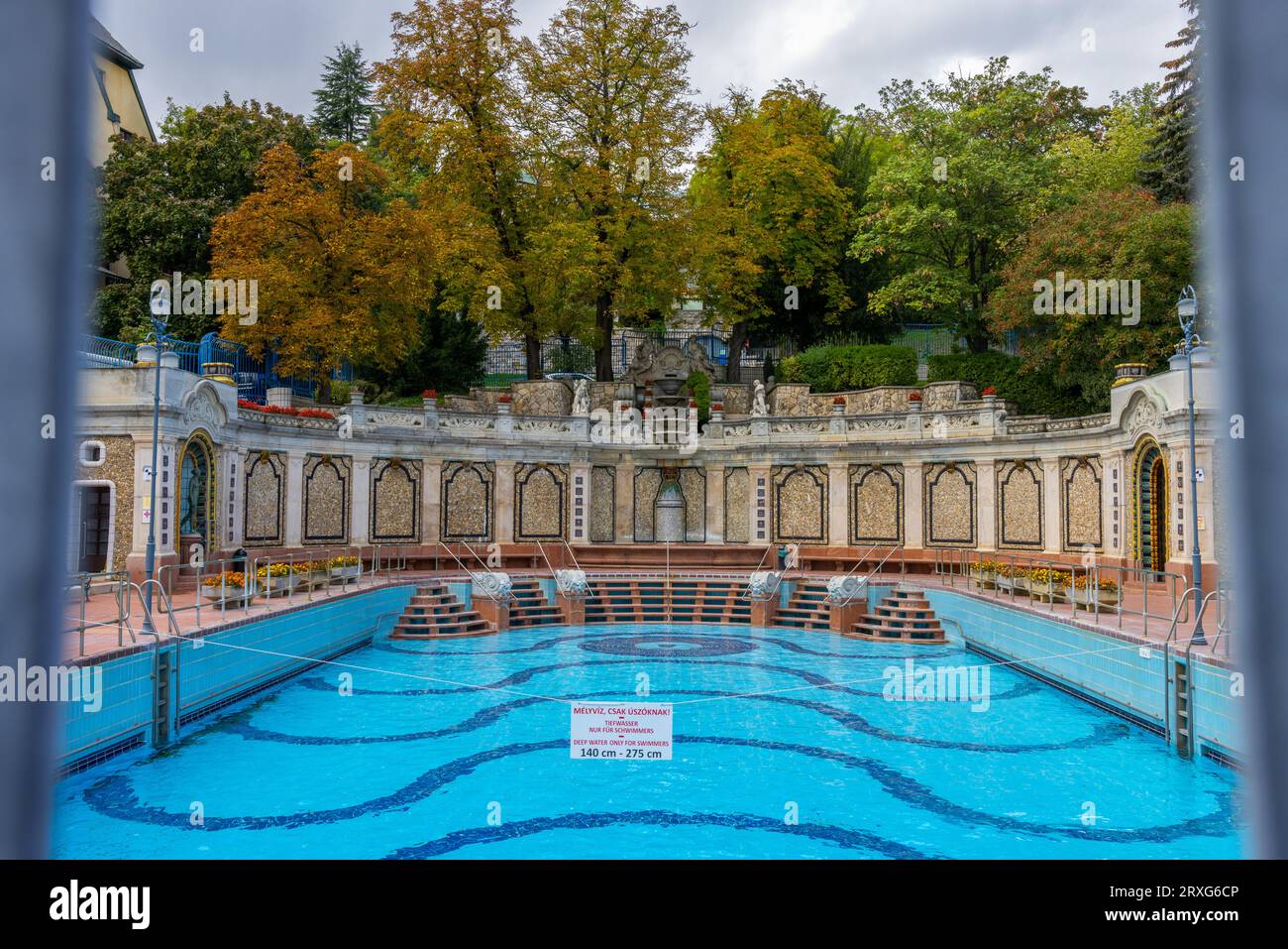 La piscina all'aperto presso il bagno termale Gellert. Budapest, Ungheria 27-9-2022 Foto Stock