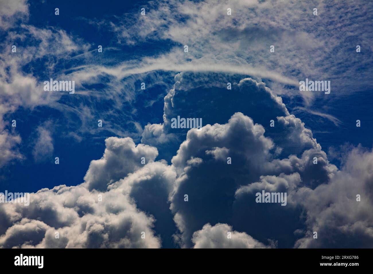 Suggestivo paesaggio nuvoloso con nuvole (cumulus), tuoni, nuvole di pioggia, Austria Foto Stock