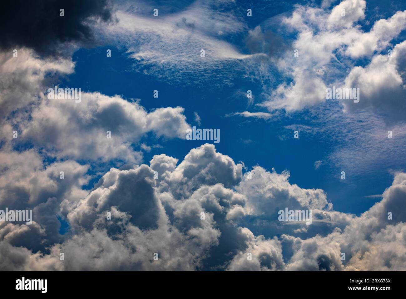 Suggestivo paesaggio nuvoloso con nuvole (cumulus), tuoni, nuvole di pioggia, Austria Foto Stock