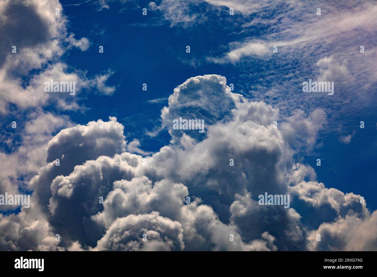 Suggestivo paesaggio nuvoloso con nuvole (cumulus), tuoni, nuvole di pioggia, Austria Foto Stock