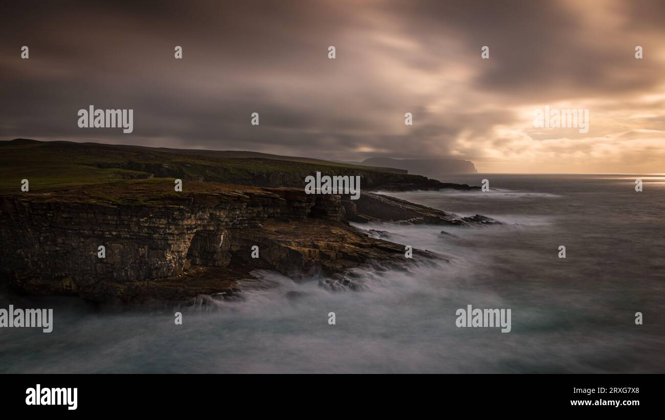 La costa delle isole Orcadi Foto Stock