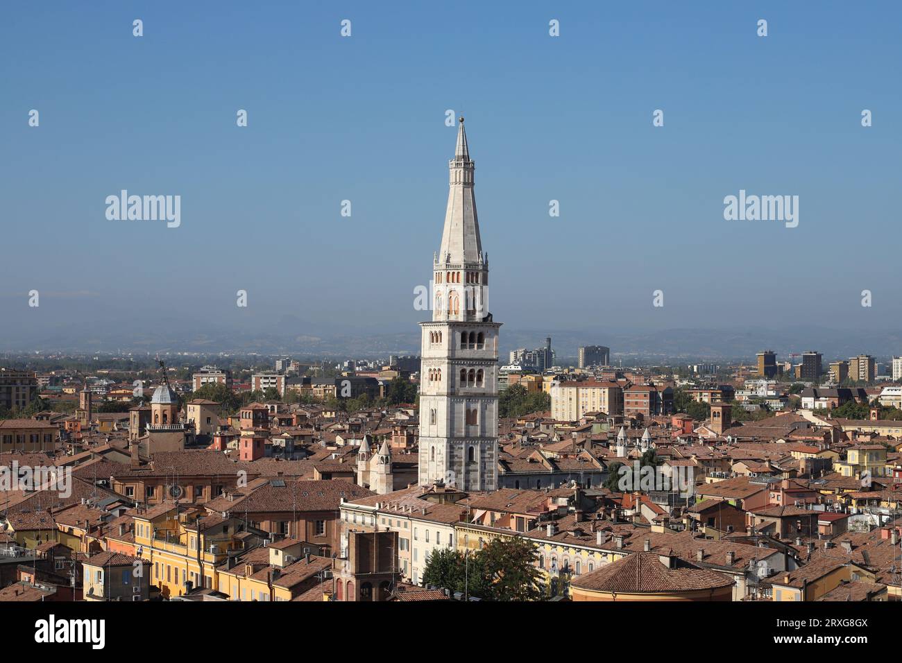 Torre Ghirlandina (Garland), Modena, Emilia Romagna, Italia, architettura romanica, vista della torre che si affaccia sulla città di Modena Foto Stock