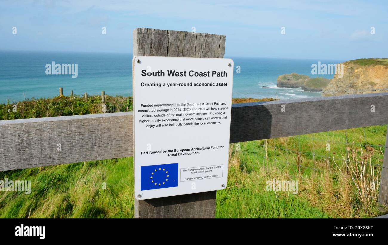 Cartello che mostra il finanziamento parziale del South West Coast Path, Cornwall, UK - John Gollop Foto Stock