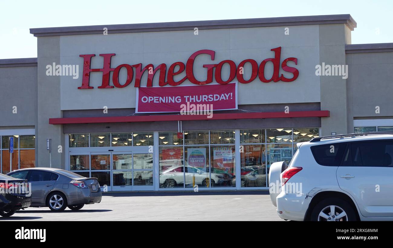 Burbank, California, USA - 21 febbraio 2021: Viene mostrata la facciata di un nuovo negozio di arredamento per la casa HomeGoods, poco prima della sua inaugurazione, Foto Stock