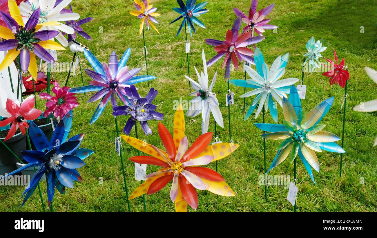 Mulini a vento in plastica colorata in vendita a una festa nazionale, Regno Unito - John Gollop Foto Stock