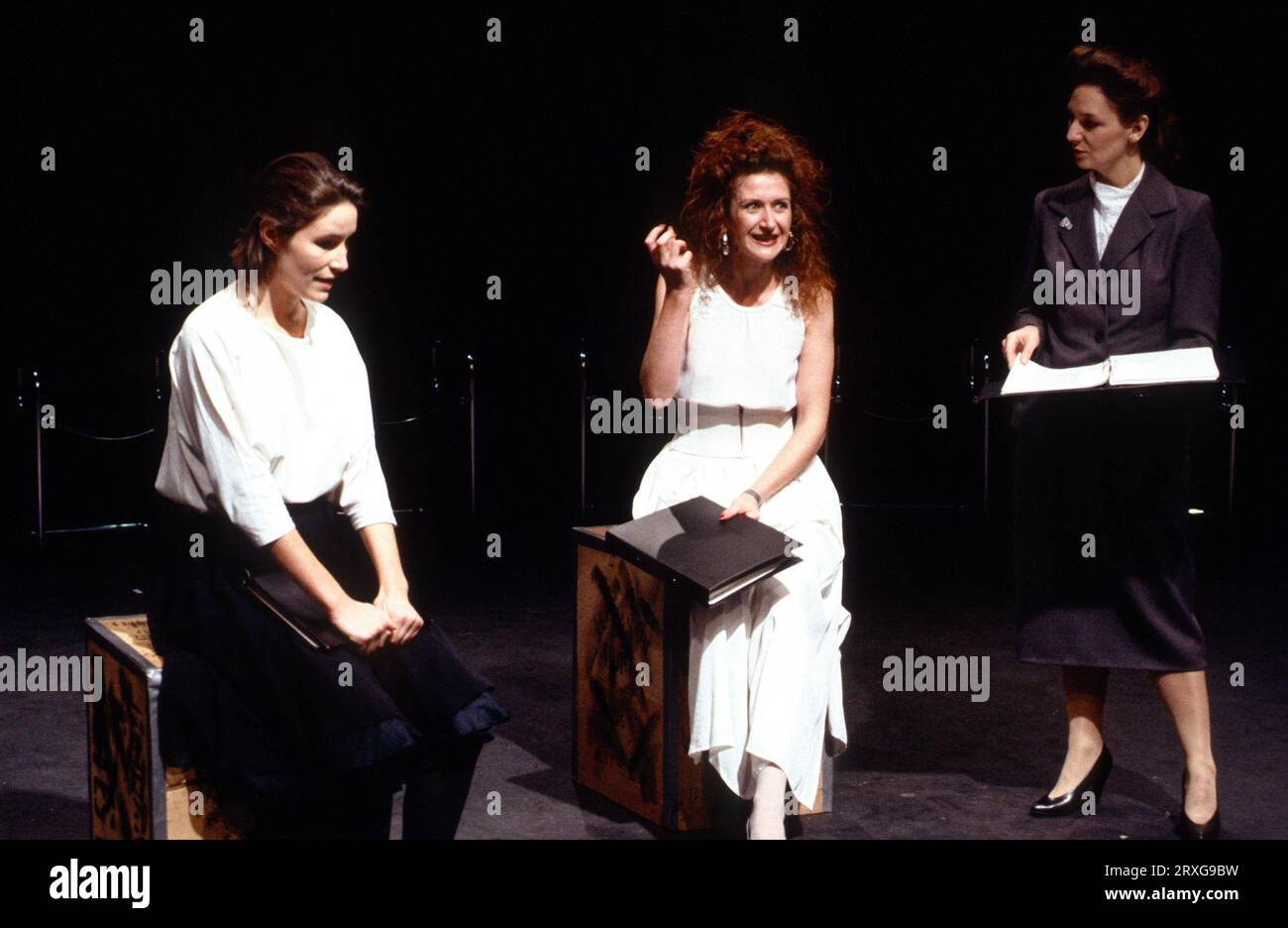 l-r: Julia Lane (Jessica), Julie Legrand (Portia Contarini), Jan Shand (Nerissa) in una lettura provata di SHYLOCK scritto e diretto da Arnold Wesker ai Riverside Studios, Londra W6 16/10/1989 Foto Stock