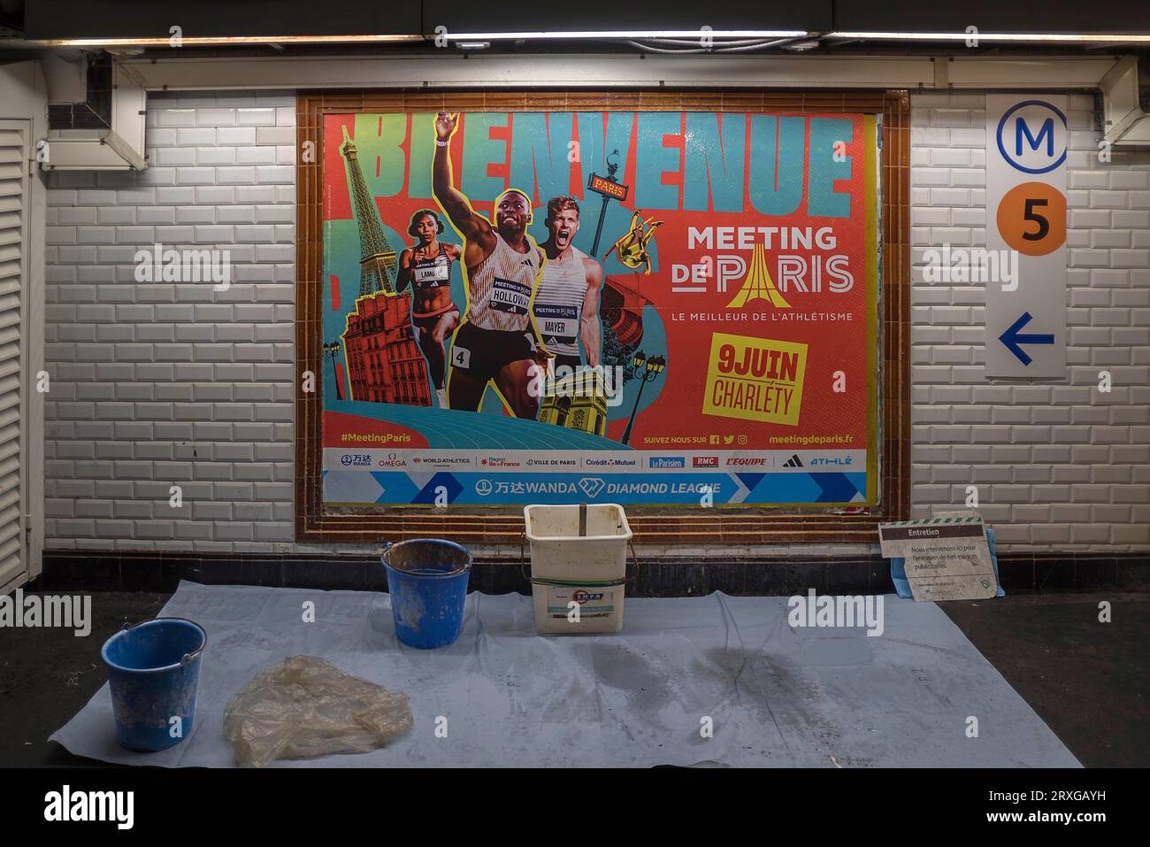 Grande poster appena issato in una stazione della metropolitana, Parigi, Francia Foto Stock