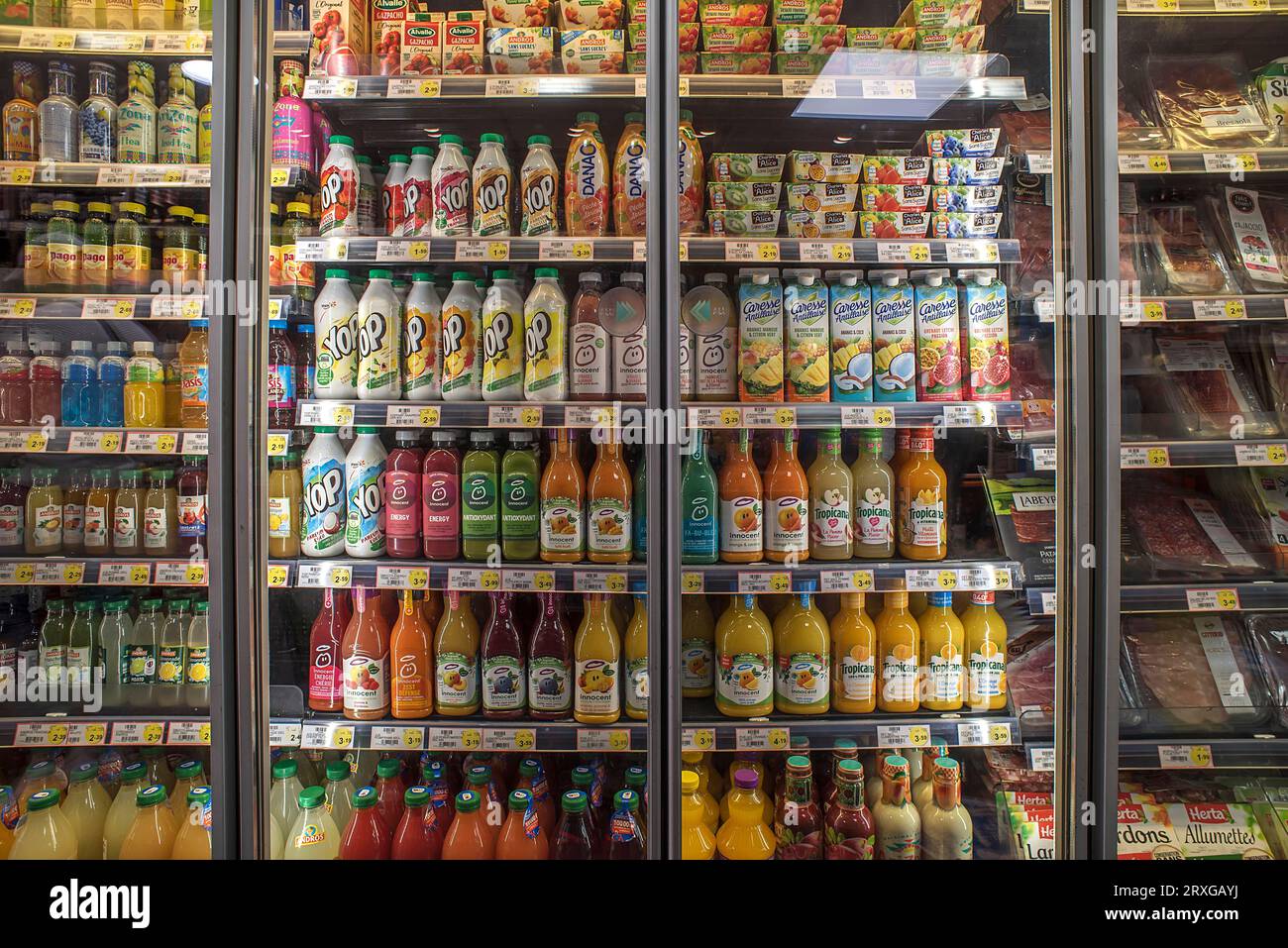 Frullati e altre bevande sullo scaffale di Kuel in un supermercato, Parigi, Francia Foto Stock