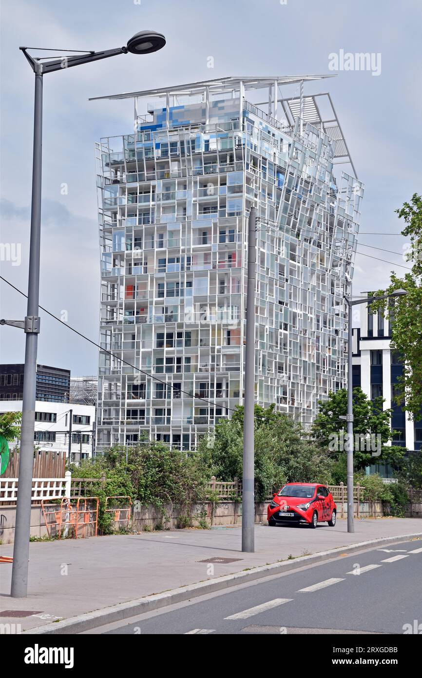 L'Ycon, un suggestivo edificio di appartamenti nell'elegante quartiere la Confluence di Lione, 2 pelli separate, alluminio, vetro e colori pastello donano leggerezza Foto Stock