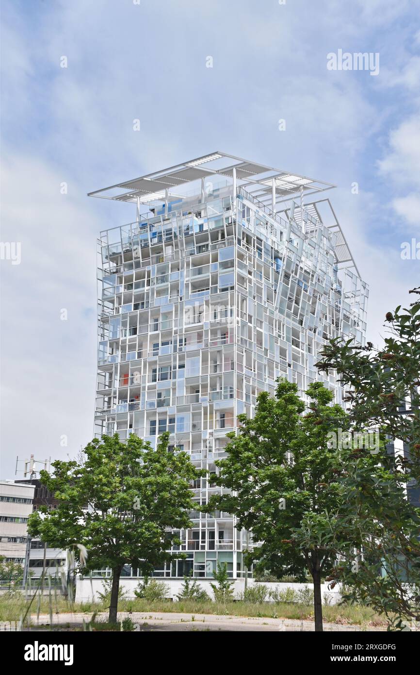 L'Ycon, un suggestivo edificio di appartamenti nell'elegante quartiere la Confluence di Lione, 2 pelli separate, alluminio, vetro e colori pastello donano leggerezza Foto Stock