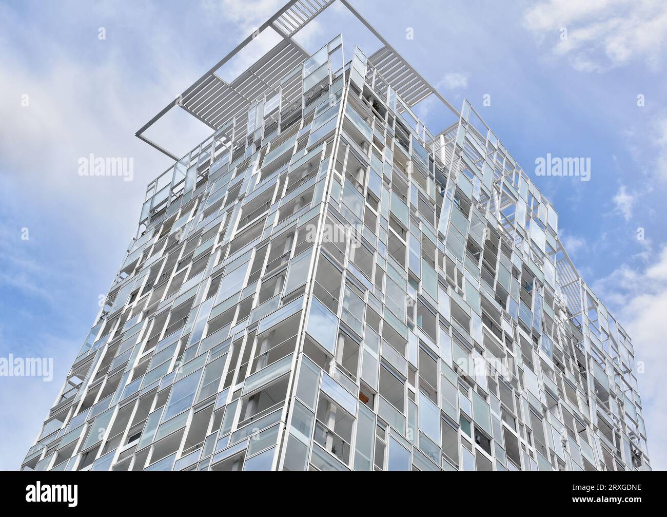 L'Ycon, un suggestivo edificio di appartamenti nell'elegante quartiere la Confluence di Lione, 2 pelli separate, alluminio, vetro e colori pastello donano leggerezza Foto Stock