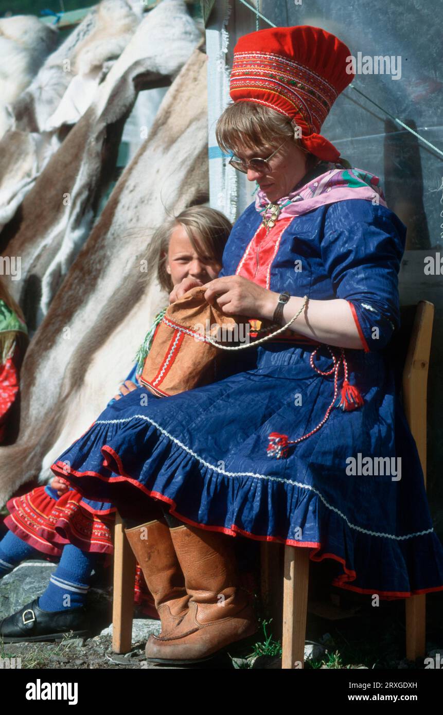 Donna con bambino in abiti tradizionali, Penisola di Varanger, Sami, Norvegia Foto Stock