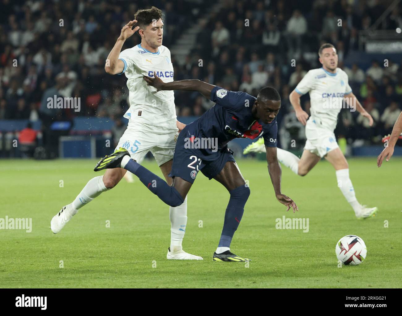 Randal Kolo Muani del PSG, Leonardo Balerdi di Marsiglia (a sinistra) durante la partita di calcio del campionato francese di Ligue 1 tra Paris Saint-Germain e Olympique de Marsiglia il 24 settembre 2023 allo stadio Parc des Princes di Parigi Foto Stock