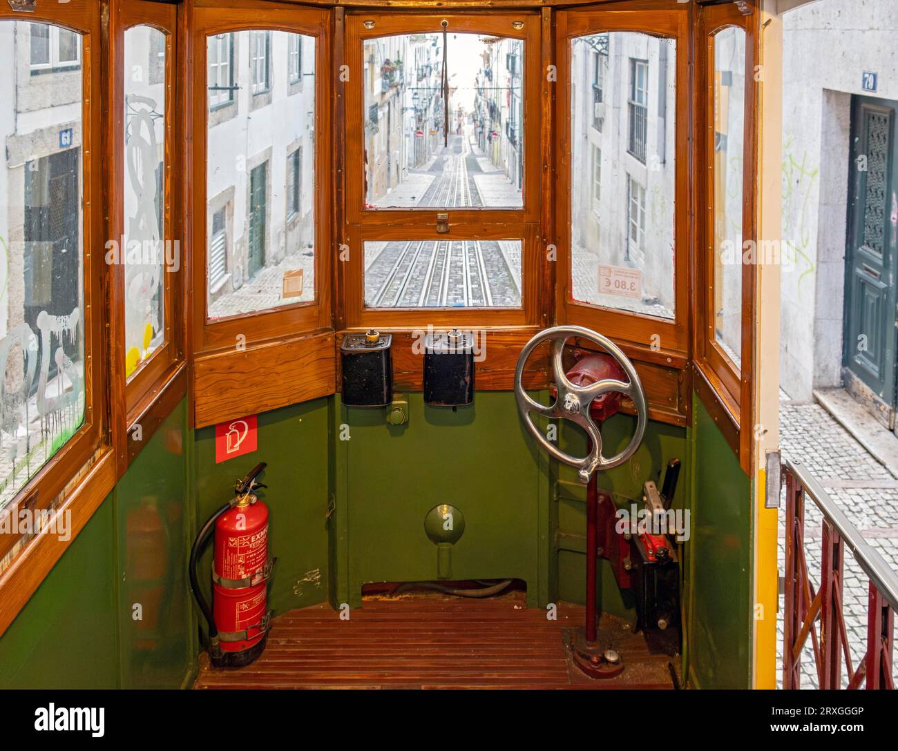 All'interno dell'auto della funicolare Elevador da Bica, Lisbona, Portogallo Foto Stock