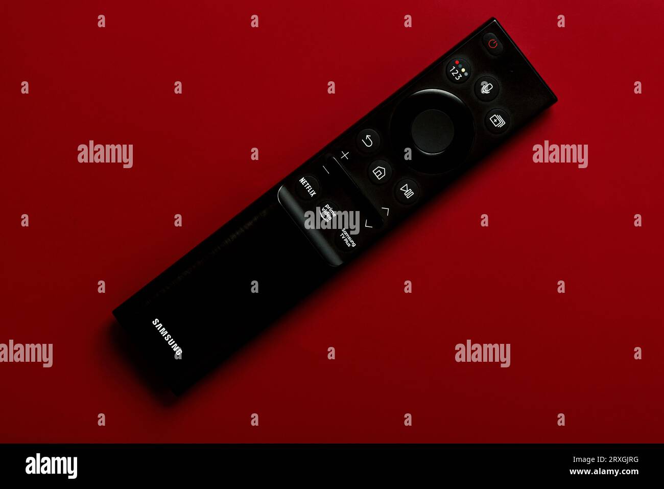 Primo piano del telecomando Samsung Smart TV con pulsanti per accedere ad Amazon prime e Netflix su sfondo rosso Foto Stock