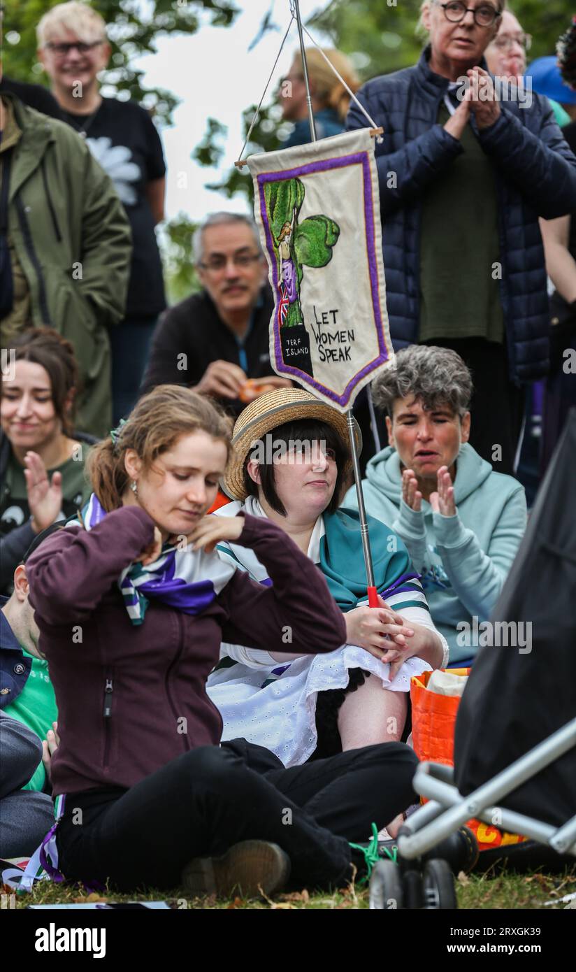 Suffragette colours immagini e fotografie stock ad alta risoluzione - Alamy