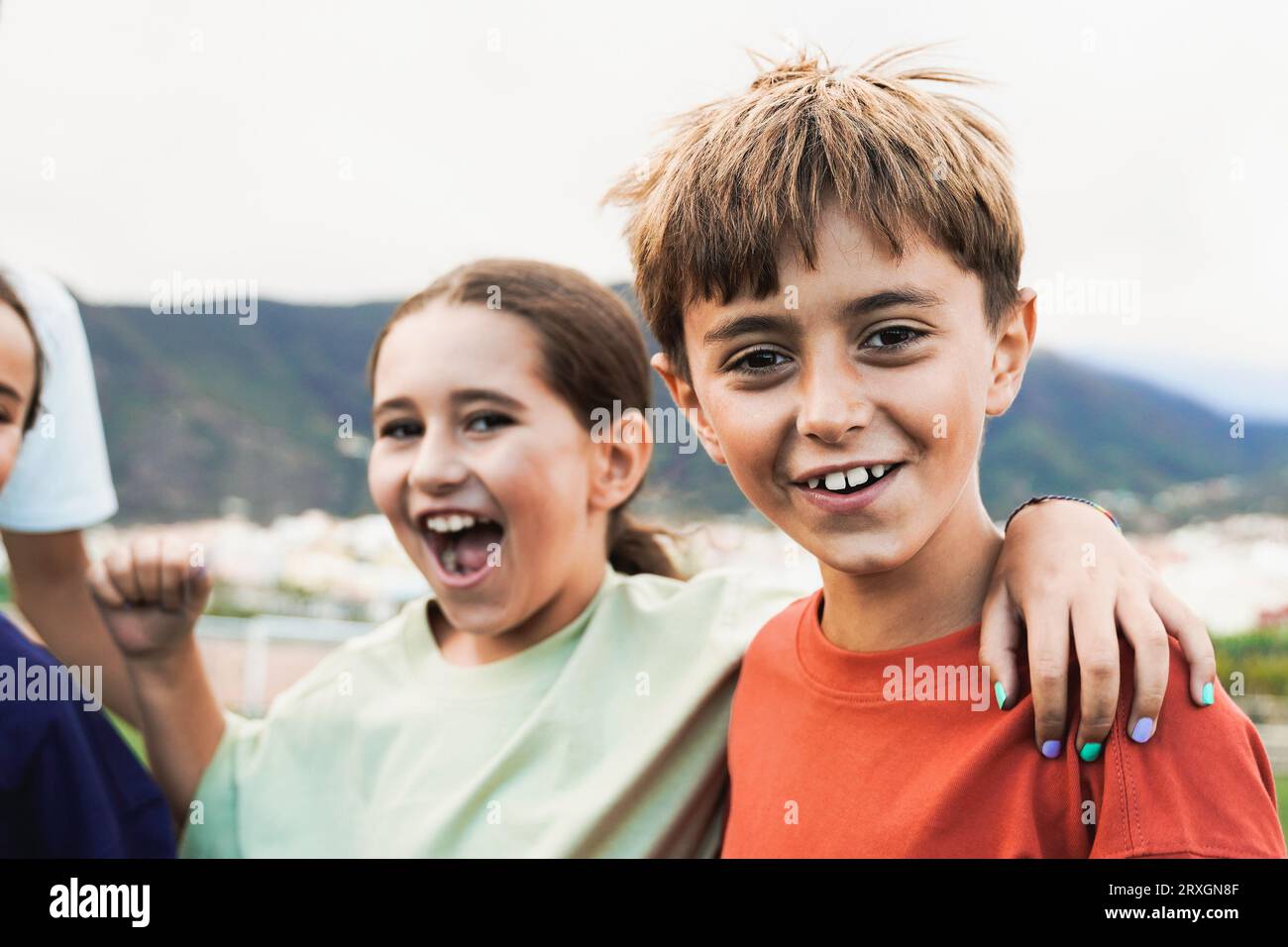 Gruppo di amici bambini che si divertono fuori - bambini latini che festeggiano e abbracciano insieme - amicizia infantile e concetto di stile di vita Foto Stock