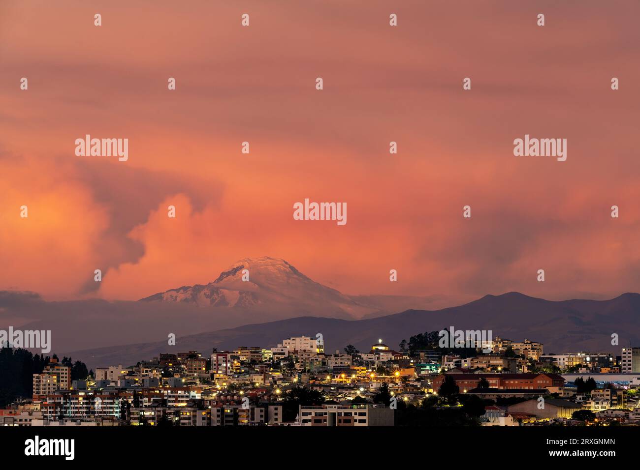 Paesaggio urbano di Quito al tramonto con il vulcano Cayambe, Ecuador. Foto Stock