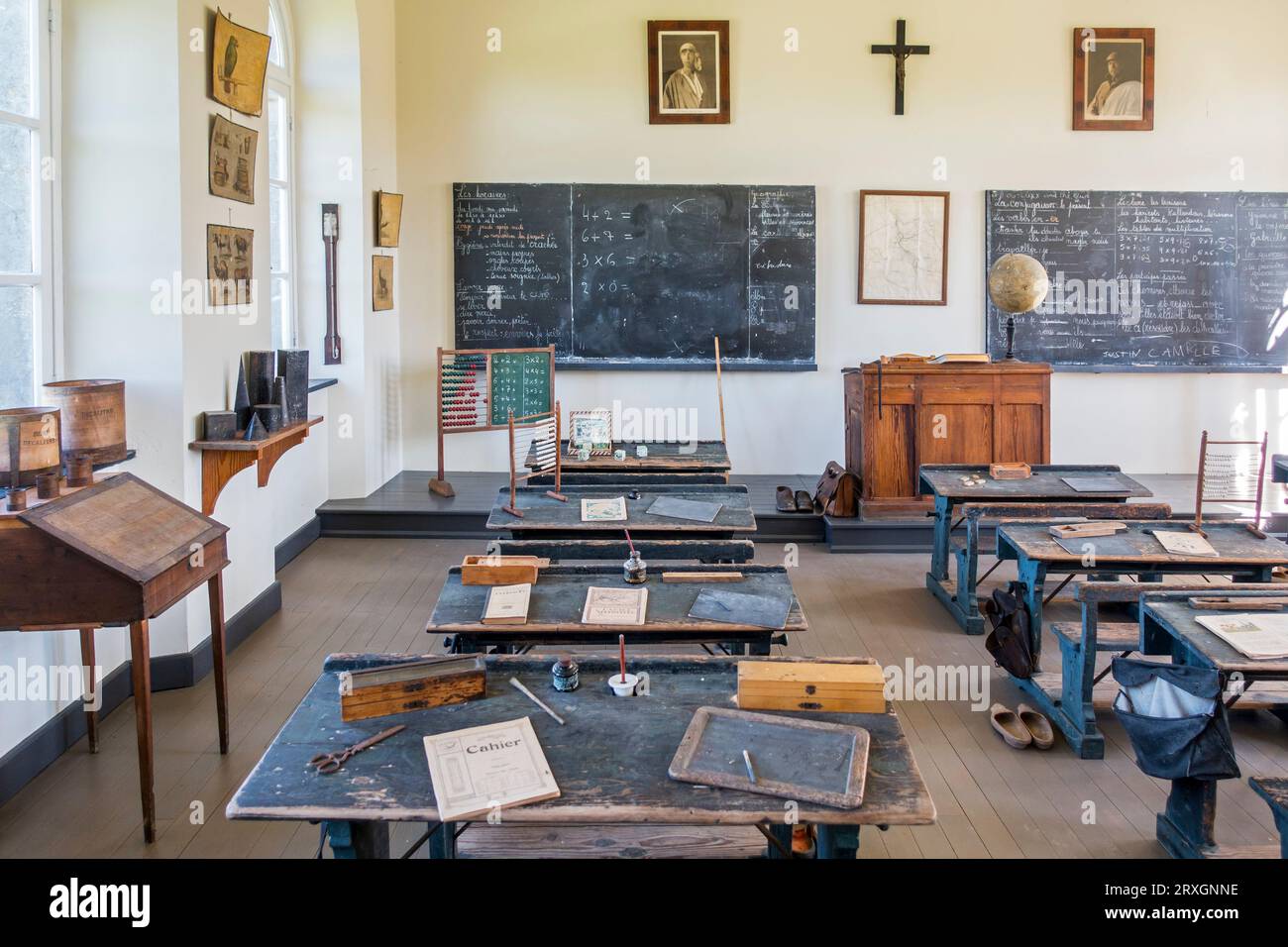 Classe degli anni '1920 della scuola di campagna al Domaine du Fourneau Saint-Michel, museo all'aperto della vita rurale vallone a Saint-Hubert, Ardennes, Belgio Foto Stock