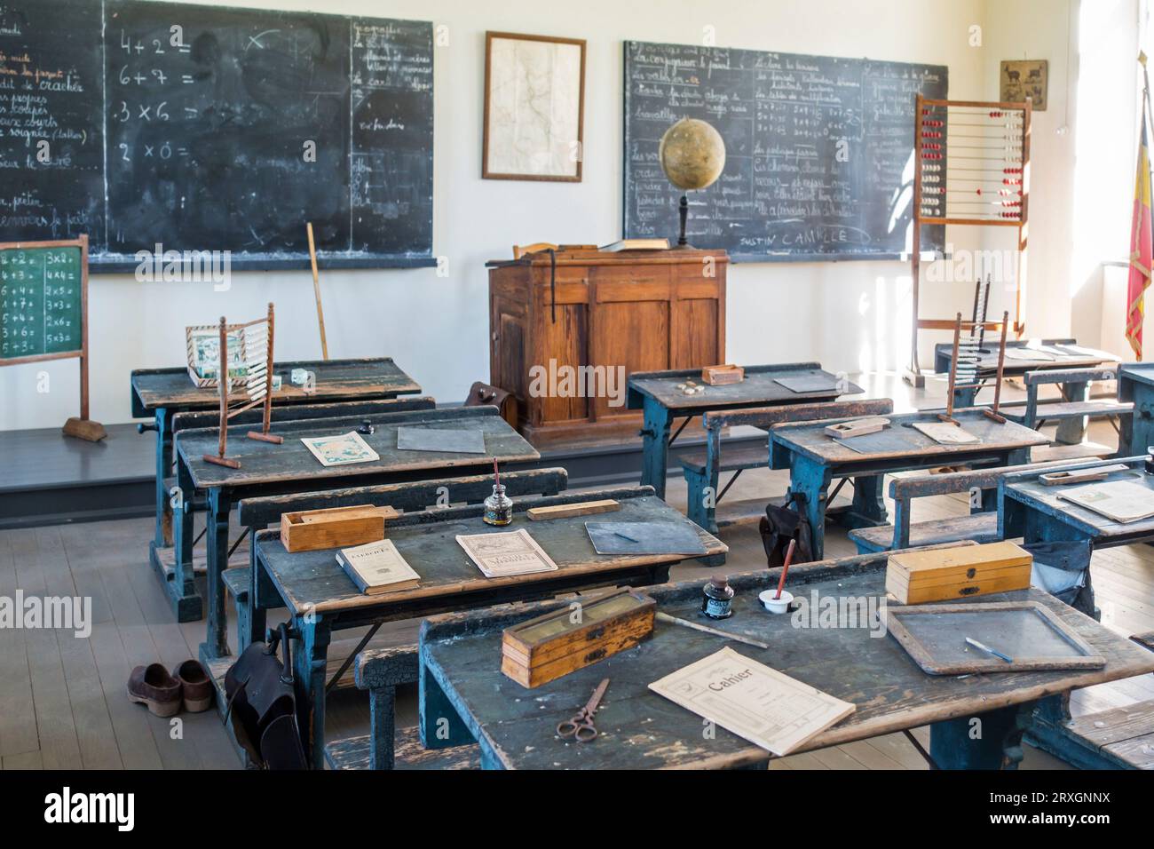 Classe degli anni '1920 della scuola di campagna al Domaine du Fourneau Saint-Michel, museo all'aperto della vita rurale vallone a Saint-Hubert, Ardennes, Belgio Foto Stock