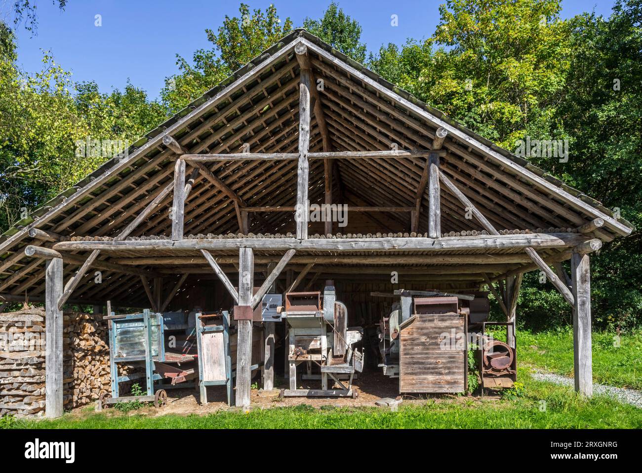 Macchine agricole nel XIX secolo capannone in legno nel museo all'aperto della vita rurale vallone a Saint-Hubert, Lussemburgo, Ardenne belghe, Belgio Foto Stock