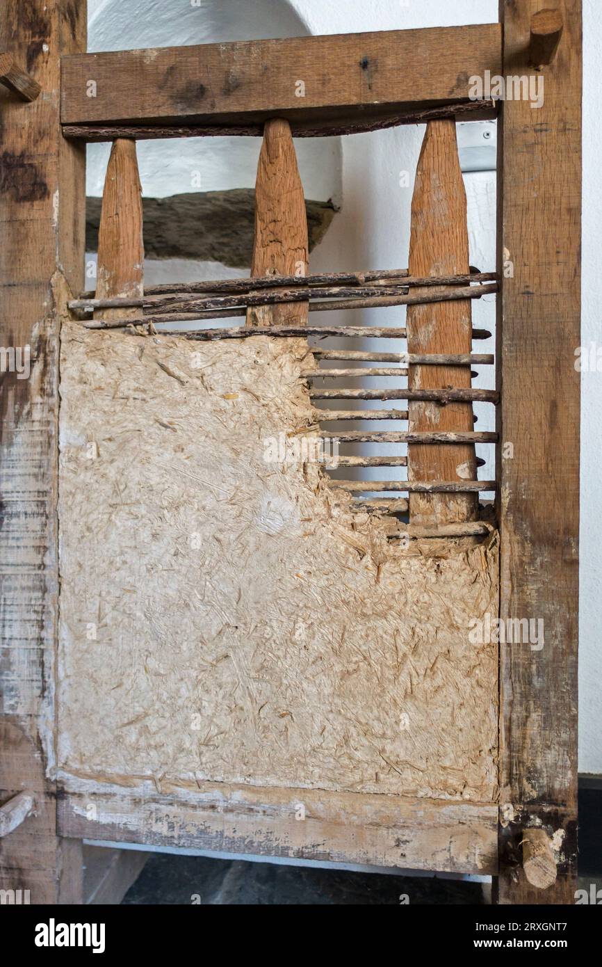 Wattle and DABA, vecchio metodo di costruzione composito di reticolo di argilla al museo della vita rurale vallone a Saint-Hubert, Lussemburgo, Belgio Foto Stock