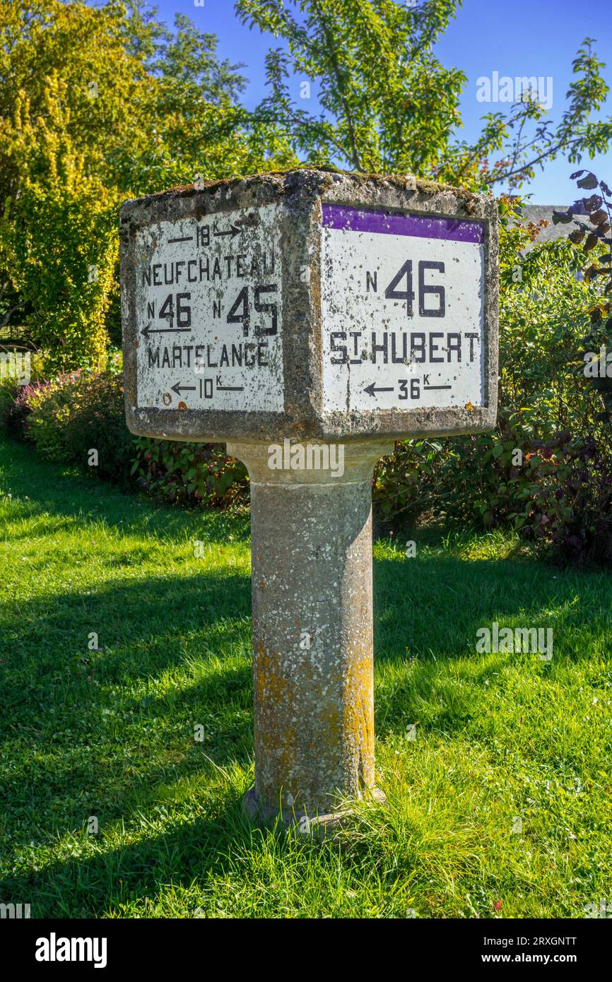 Vecchio cartello stradale/indicazione di direzione presso il museo all'aperto della vita rurale vallona a Saint-Hubert, provincia del Lussemburgo, Ardenne belghe, Vallonia, Belgio Foto Stock