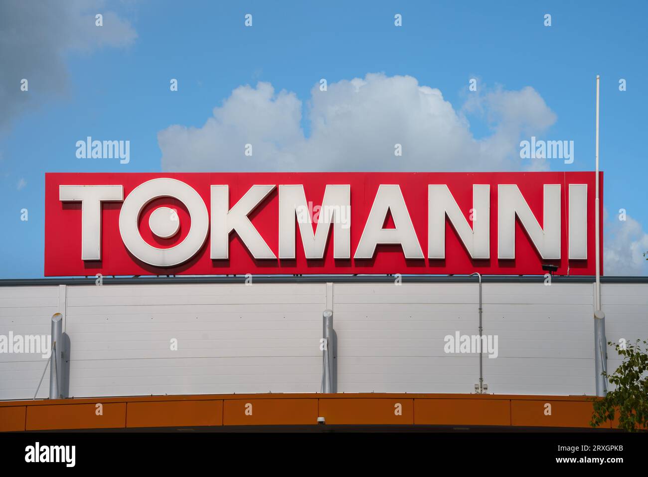 Logo Tokmanni all'esterno del negozio Tokmanni a Hollola, Finlandia. 30 luglio 2023. Foto Stock